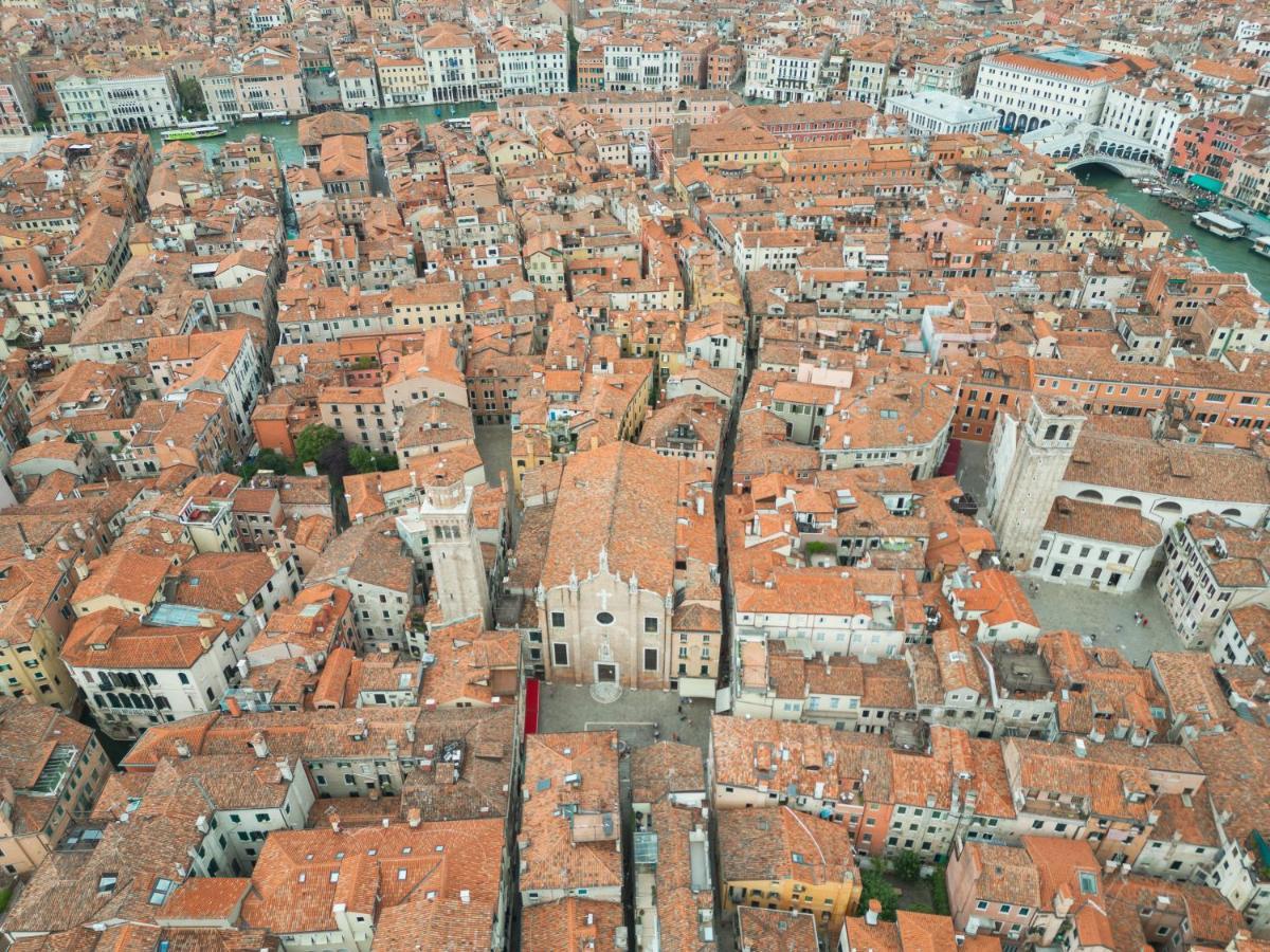 Sant'Aponal Cozy Apartment With Balcony R&R Venesia Bagian luar foto